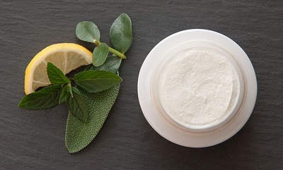 Selbst gemachte Deo Creme mit natürlichen Zutaten