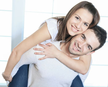 Junges, glückliches Paar ohne Magnesiummangel.