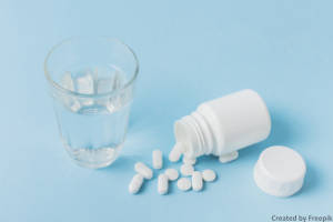 Magnesiumtabletten mit Verpackung und Wasserglas