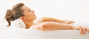 Schöne, junge Frau entspannt in der Badewanne