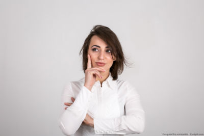 Junge Frau, die nachdenkt