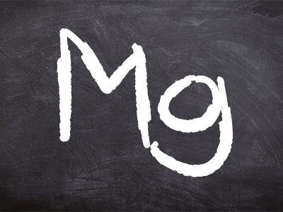 Tafel mit der Abkürzung "MG" für Magnesium.