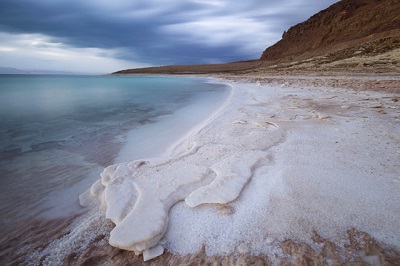 Magnesiumsalz an einem Strand mit Meer und Felsen