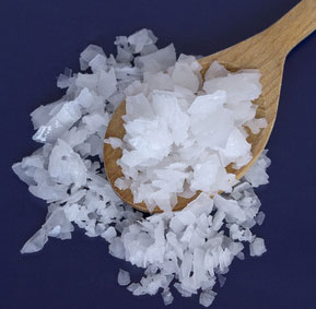 Magnesiumflakes auf Löffel