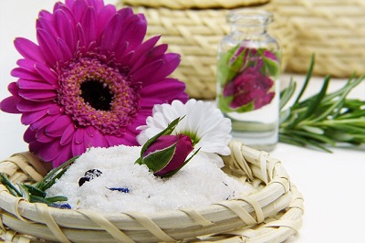 Magnesiumflakes als Badezusatz mit Blumen