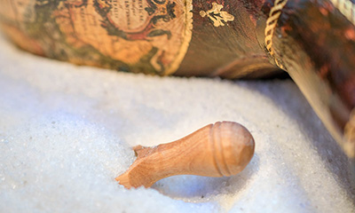 Magnesiumhydrogenphosphat Haufen mit Schaufel