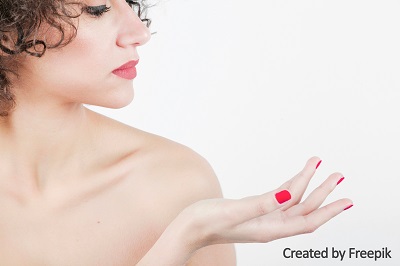 Schöne, junge Frau mit gepfelgter Haut