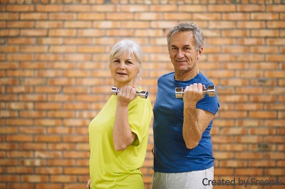 Fittes älteres Paar beim Sport