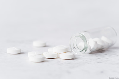 Magnesiumtabletten in Glasgefäß