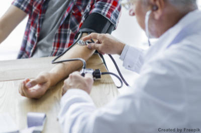 Junger Mann zum Blutdrucktesten beim Arzt.