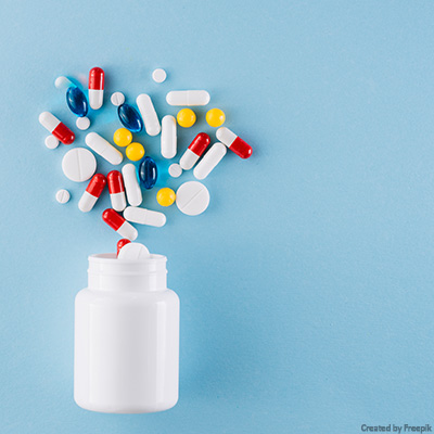 Verschiedene Tabletten vertreut auf Untergrund