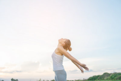 ausgeglichene junge Frau biem Yoga