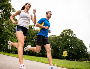 Sportliches Paar beim Joggen im Park